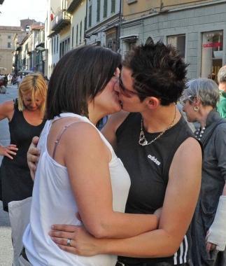 Il bacio di due esponenti di Arcigay La Giraffa   