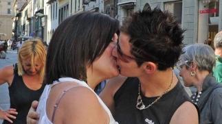 Il bacio di due esponenti di Arcigay La Giraffa