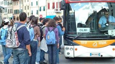 Studenti salgono su un bus del Copit alla fermata di piazza San Francesco