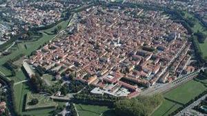Elizabeth George a Lucca: un grande giallo sarà ambientato nella città delle mura