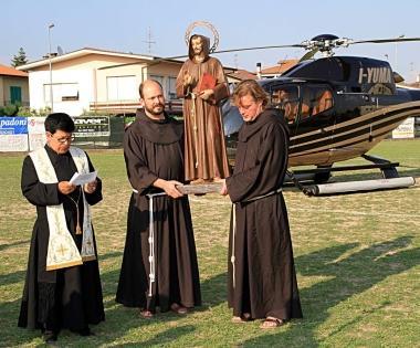 La statua di San Francesco appena scesa dallelicottero 