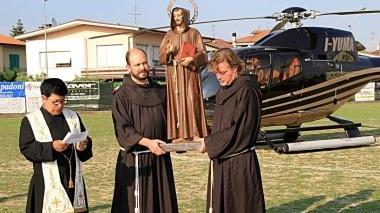 La statua di San Francesco appena scesa dall’elicottero