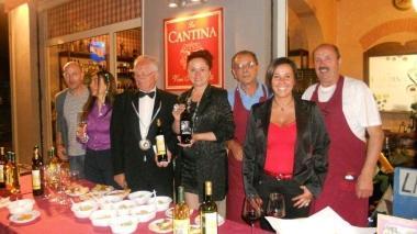 I proprietari dellenoteca con lo staff 