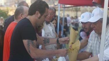 Padellone e pesce fritto per aiutare gli atleti disabili