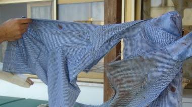 La camicia di Alessandro Stefanini, strappata
