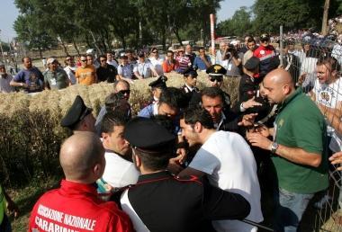 Due momenti della fase concitata che ha portato ai due arresti 