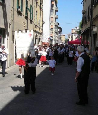 Un momento della festa per il gemellaggio ieri mattina nel centro del paese   