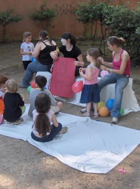 Bimbi piccoli ai corsi estivi con le educatrici