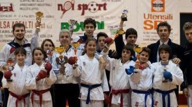 La squadra Kumite Karate della Dojo Karate Team durante una premiazione