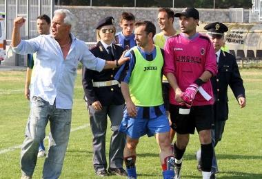 Un giocatore del Pisa Sc scortato fuori dal campo a fine gara 
