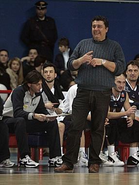 Coach Baldini in primo piano e in panchina con gli schemi in mano il team manager della Meridien Bruno Puccinelli 