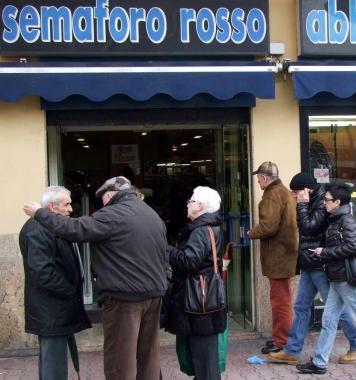 Store Ovs nel maxi fondo di piazza Verdi prima occupato dal Semaforo rosso 