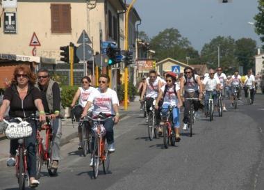 Un momento della pedalata fino a Coltano  
