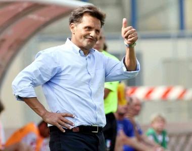 <b>IERI E DOMANI. </b>A sinistra un ironico ok di Novellino allarbitro Guida a Padova, al centro Moreno Torricelli versione allenatore, a destra la rete di Tomas Danilevicius a inizio ripresa che aveva illuso un po tutti  