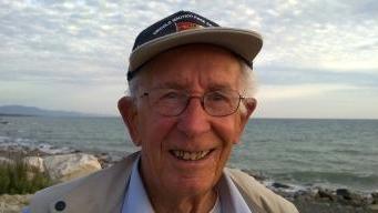 Vinicio Cavallini davanti alla caserma villa