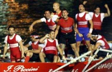 A sinistra: la festa del Venezia. Sotto: lequipaggio del Borgo e il pubblico sul prato della Fortezza. A destra: le ragazze del Montenero In alto, sopra il titolo: la kermesse solidale in Fortezza nel segno del pesce fritto 