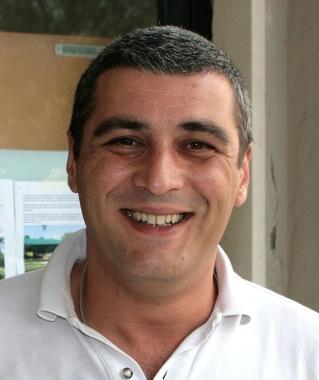 Da sinistra: Fabio Simpatia Claudio Corrieri, Walter Caccialupi e Piero Ambrogini Sotto uno scorcio del lungomare di Rosignano Solvay oggetto della protesta 