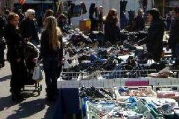 Le bancarelle della domenica a Marina    