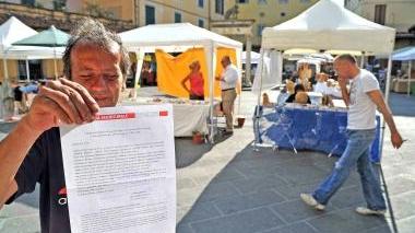 Uno degli espositori mostra il verbale da 5.000 euro notificatogli dai vigili