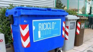 Cassonetti utilizzati per differenziare i rifiuti