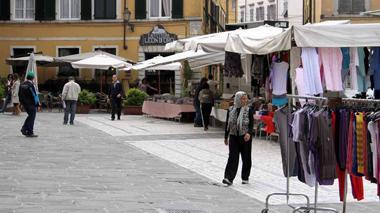 Ambulanti della domenica in rivolta chiedono lo spostamento del mercato