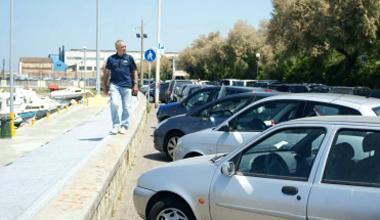 Sosta vietata: sul lungomare le auto occupano i posteggi per i motorini
