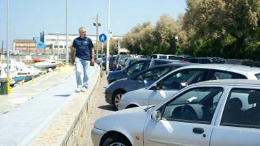 Sosta vietata: sul lungomare le auto occupano i posteggi per i motorini