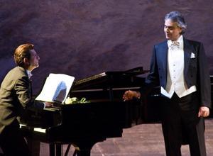 La "Notte Illuminata" di Bocelli, il tenore a Volterra per presentare il video