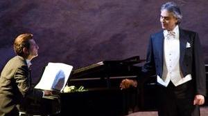La "Notte Illuminata" di Bocelli, il tenore a Volterra per presentare il video