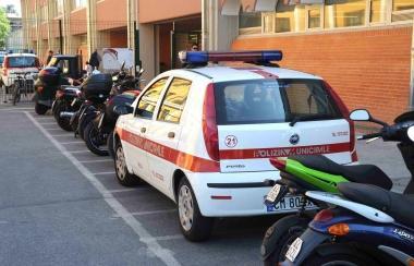 Lauto dei vigili in sosta nellarea dei ciclomotori 