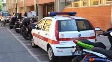 L’auto dei vigili in sosta nell’area dei ciclomotori