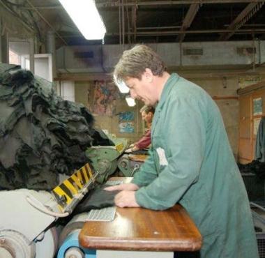 <b>AL LAVORO</b> Operai allinterno di una conceria 