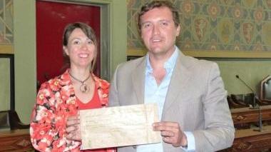 <b>IL SACCHETTO ANTIVIOLENZA </b>mostrato dai presidenti Reana De Simone e Leonardo Marras