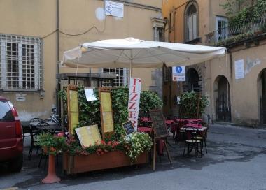 I tavolini piazzati ieri in piazza Bernardini, angolo via del Gallo 