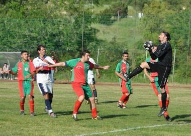 Una partita di calcio amatori 