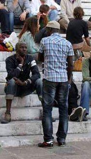 Gli immigrati di fronte al Duomo  