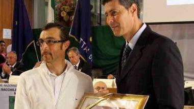Due momenti della premiazione degli atleti massesi che si sono distinti nel 2010: a fare gli onori di casa è stato il delegato dello sport di Massa Fabio Vullo