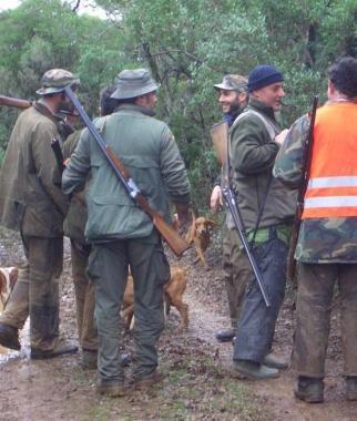 Cacciatori impegnati in una battuta            