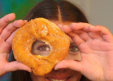 Una ragazza gioca con una ciambella 