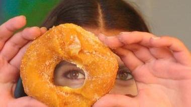 Una ragazza gioca con una ciambella