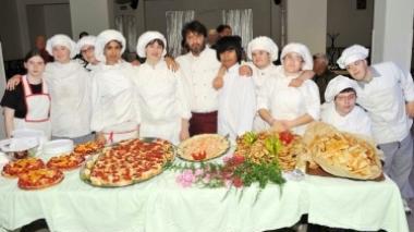 Gli studenti dell’Ipc Ceccherelli insieme a Giorgio Nocciolini