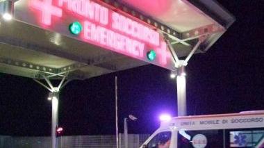 Un’ambulanza in arrivo al pronto soccorso dell’ospedale di Cisanello (foto d’archivio)