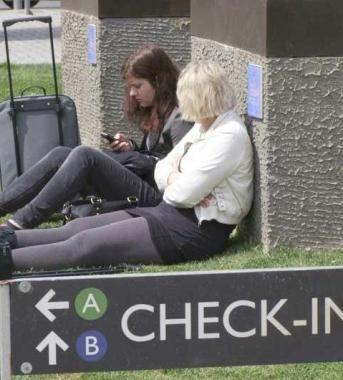 Ragazze allaeroporto 