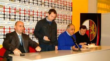 Il presidente Fabrizio Biagioni insieme a Marco e Giovanni Valentini e a Giuliano Giuliani; sotto il ds Paolo Giovannini (Vip)