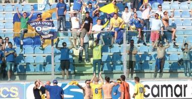 Gli azzurri sotto la tribuna dei supporter carraresi 