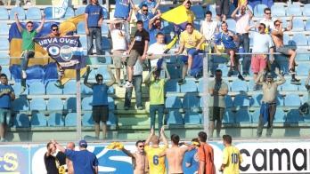Gli azzurri sotto la tribuna dei supporter carraresi