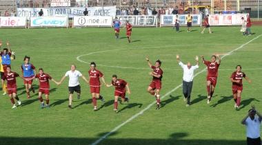 I giocatori del Pontedera festeggiano la vittoria con il Virtus Castelfranco 