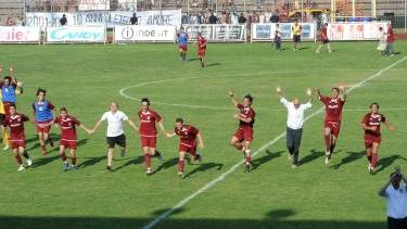 I giocatori del Pontedera festeggiano la vittoria con il Virtus Castelfranco