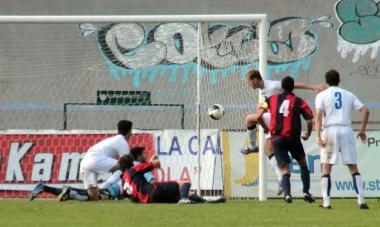 Il gol di Lamma che ha permesso al Prato di iniziare la rimonta quando gli abruzzesi stavano vincendo per 2 a 0        