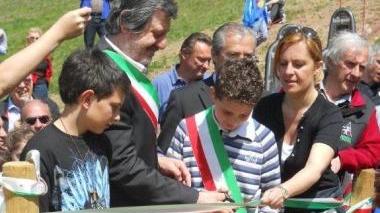Il taglio del nastro con Carluccio Ceccarelli, Federica Fratoni e il sindaco dei ragazzi A destra le prime discese sull’impianto di bob